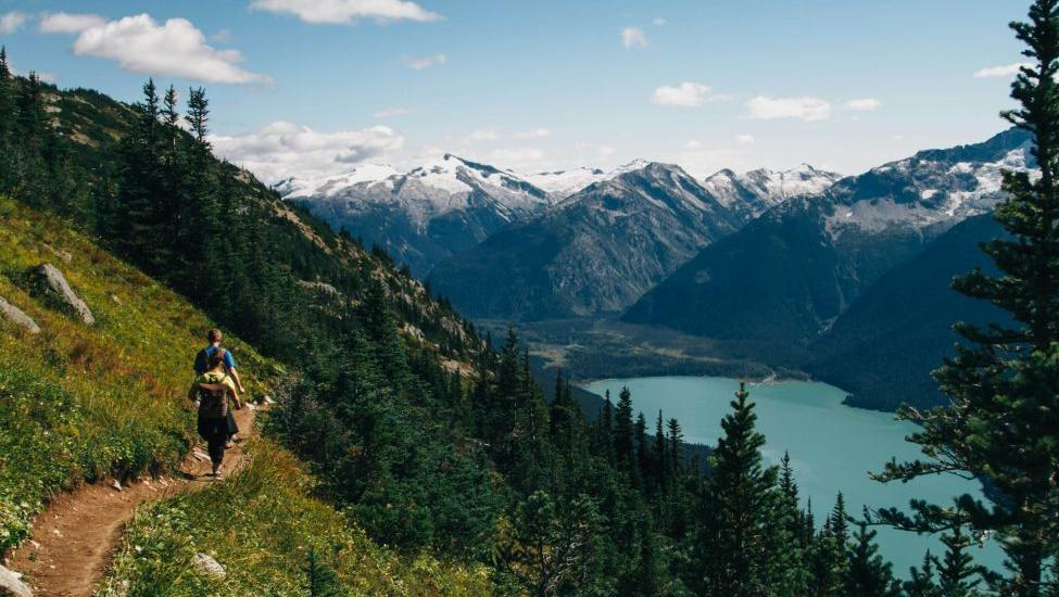 Gevorderde wandelaar traint op bergpad voor optimale gezondheidsvoordelen van frequent wandelen
