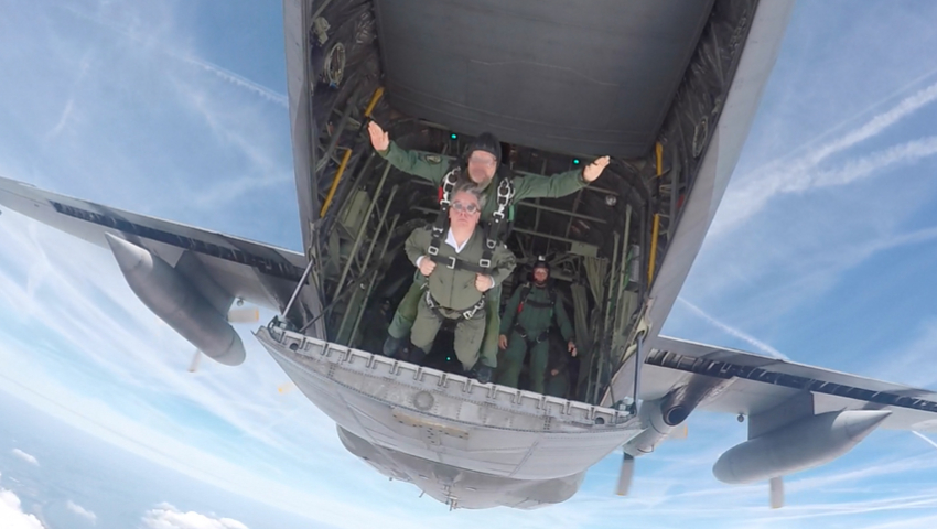  Commissaris van de Koning van Noord-Brabant, Wim van de Donk, maakte een tandemparachutesprong 