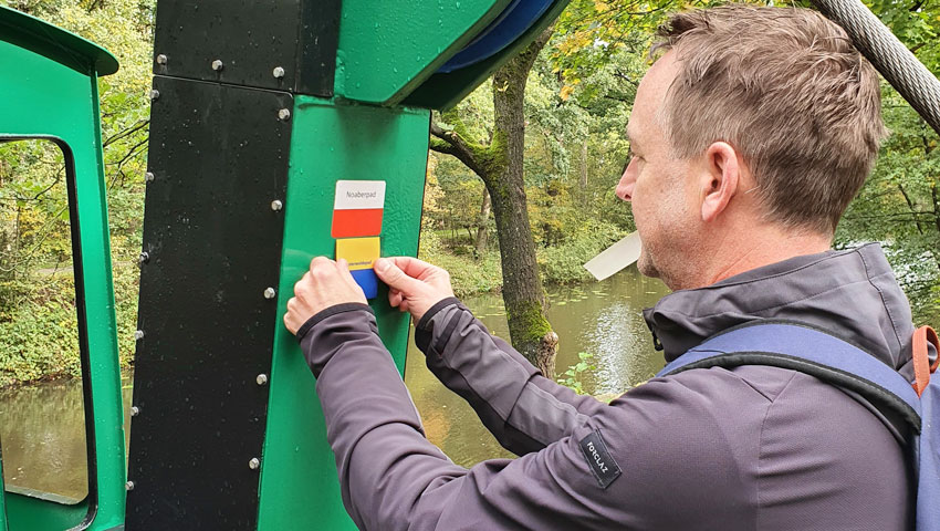 Blauw-gele markeringen worden aangebracht © foto Henk Oosterhuis