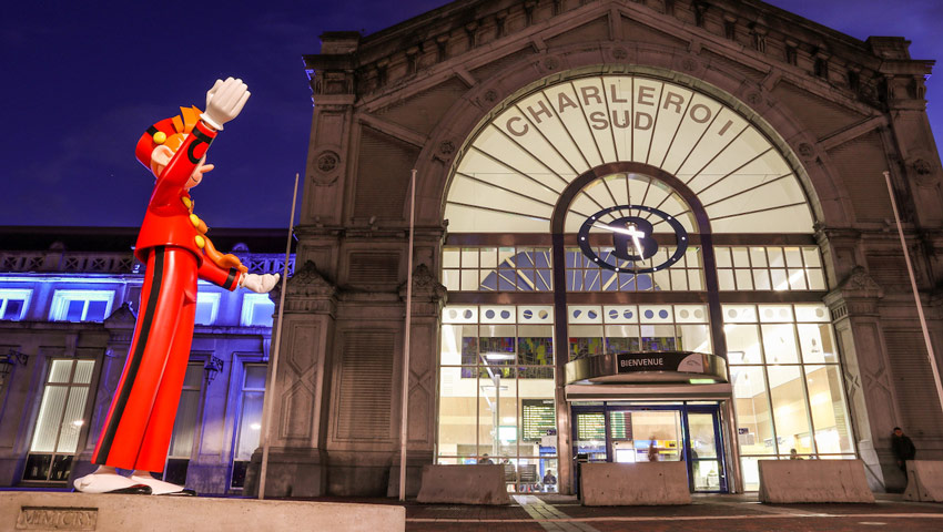 wandelvakantie stedentrips wbt christophe vandercam spirou a la gare de charleroi sud