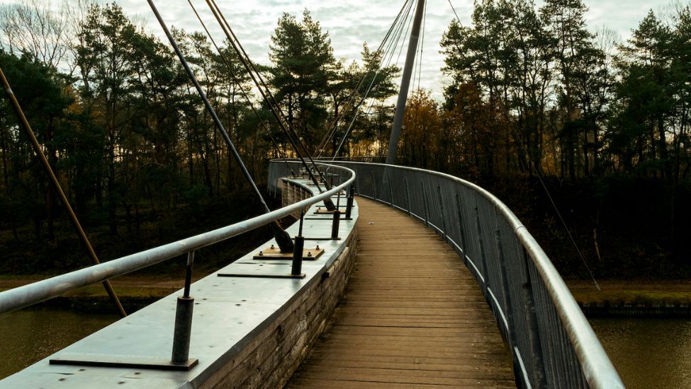 Brugpad over het water