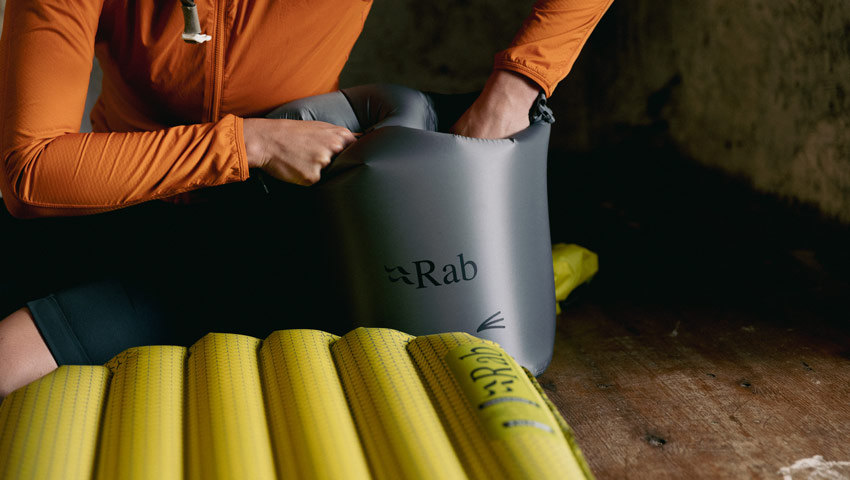 uitrusting rab slaapmatten installeren sfeer