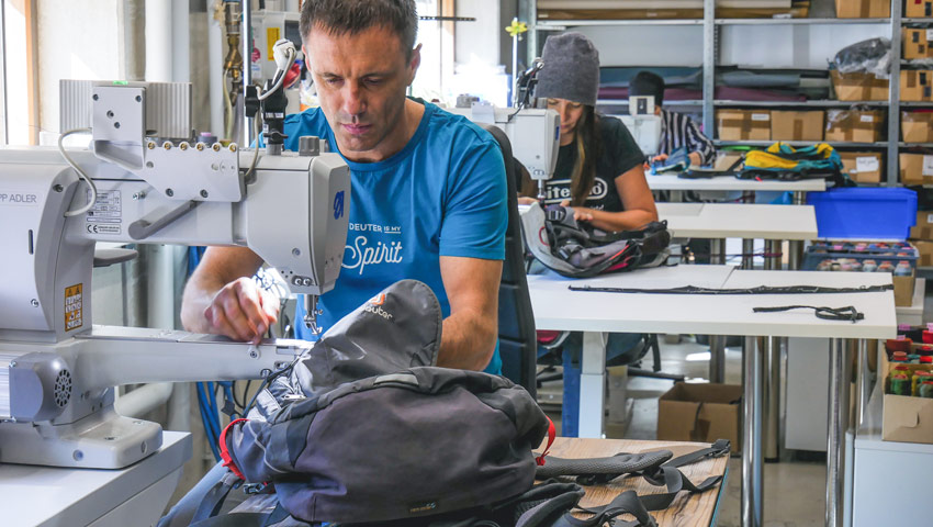 uitrusting deuter naaimachine man