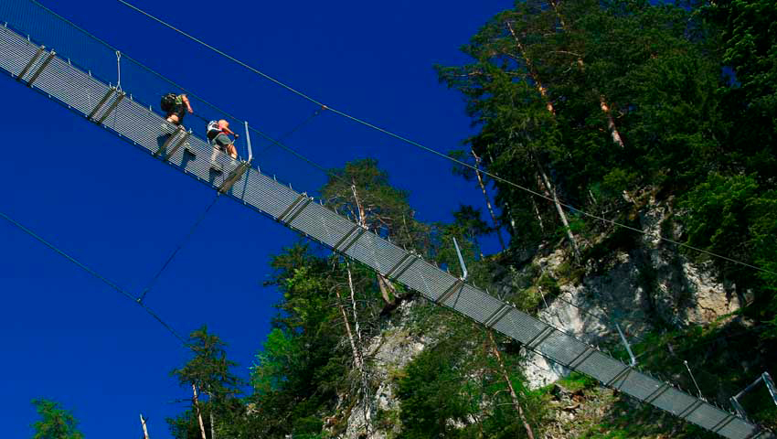 Hangbrug am Brunnstein © foto Alpenwelt Karwendel / Hubert Hornsteiner