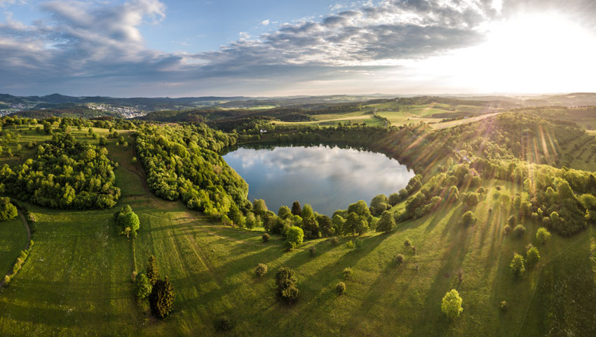 wandelvakantie eifelsteig dauner maare foto eifel tourismus gmbh dominik ketz