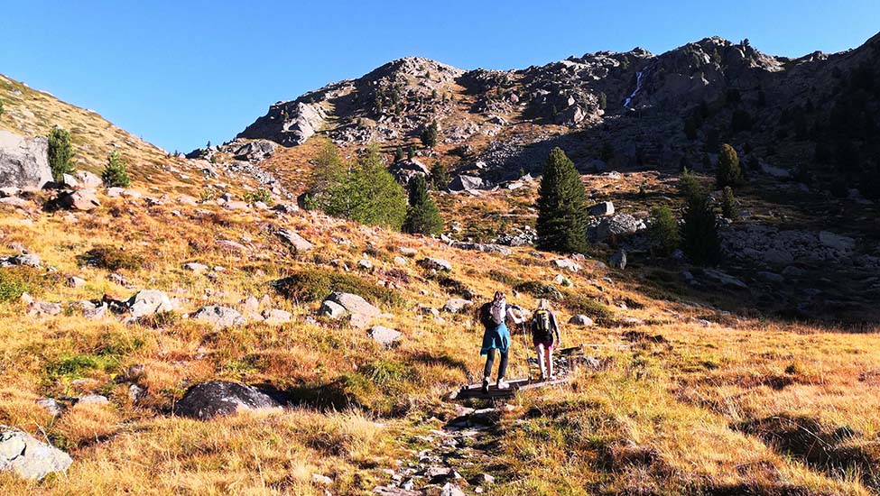 idtravel twee meiden klimmen