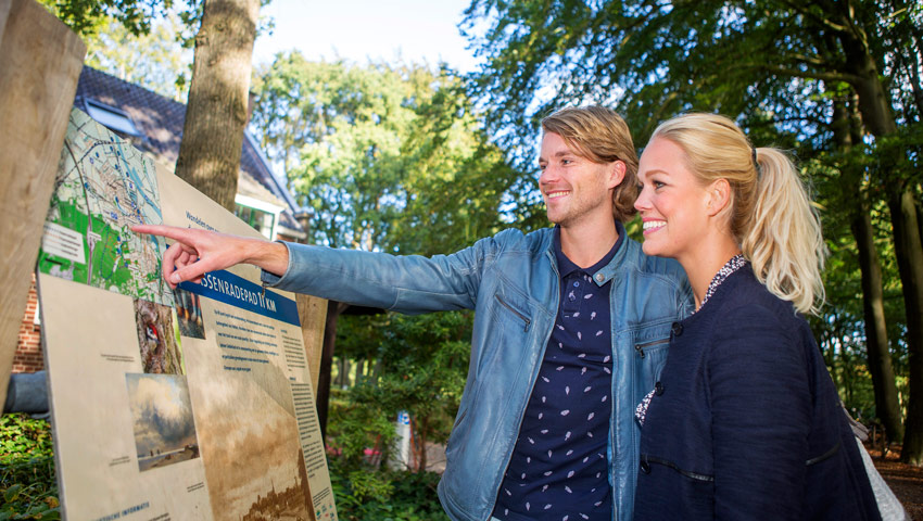stedentrips hattem wandelaars bij klompenpad bord